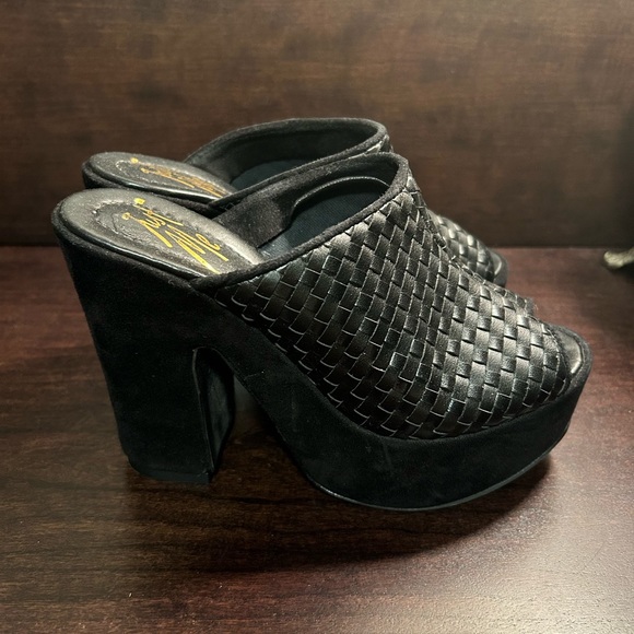 Vera Gomma Leather Block Heels - Picture 2 of 4